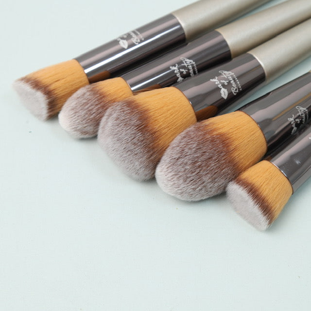 Makeup brushes (Metallic Silver)